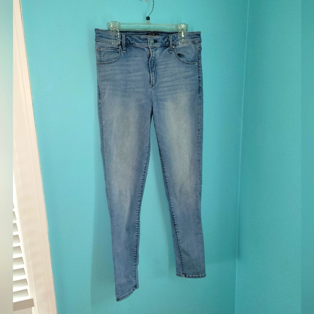 Abercrombie & Fitch Light Wash Simone High Rise Skinny Sz. 32
